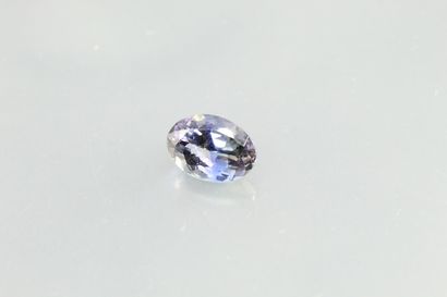 null Blue/green Tanzanite oval on paper.

Weight : 1, 47 cts.