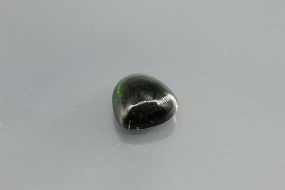 null Green tourmaline pear on paper.

Weight : 1, 66 cts. 

Planes of detachment...