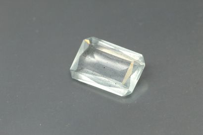 null Aquamarine rectangle with cut sides on paper.

Weight : 2,01 cts.