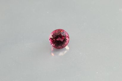 null Grenat rose "pinkish-purple" - Rhodolite rond sur papier.

Madagascar. 

Poids...
