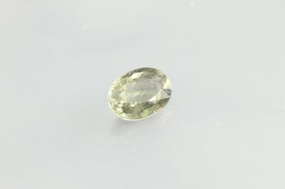 null Green tourmaline oval on paper.

Weight : 2, 00 cts.