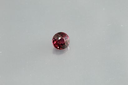 null Grenat Rhodolite (purplish red) rond sur papier.

Poids : 1, 09 cts.
