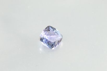 null Tanzanite cushion on paper.

Weight : 2, 35 cts.