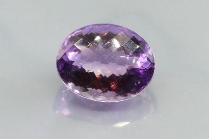 null Amethyst oval facetted on paper. 

Weight : 28, 00 cts.

Egrisure.