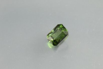 null Green tourmaline octagon on paper.

Weight : 1, 15 cts.