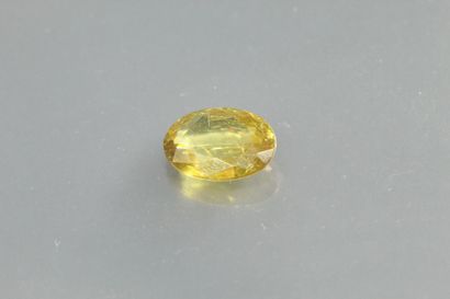 null Titanite - Oval sphene on paper.

Weight : 1, 18 cts.

Plan of detachment.