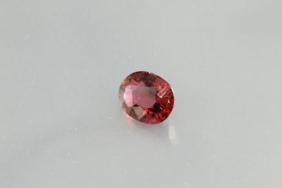 null Pink tourmaline oval on paper.

Weight : 1, 80 cts.