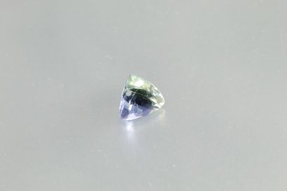 null Tanzanite blue/green trillion on paper.

Weight: 1, 29 cts.