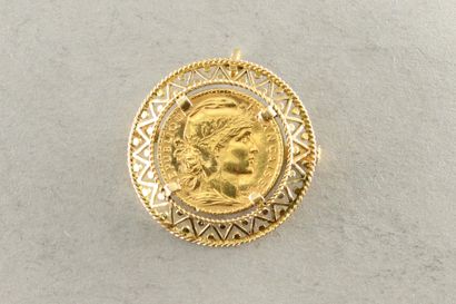 null Broche en or jaune 18k (750) ornée d'une pièce en or de 20 Francs au Coq (1911).

Poinçon...