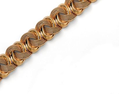 null Bracelet articulé en or jaune à décor entrelacs. Vers 1950. Poids: 71 g. Longueur:...