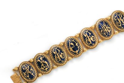 Large bracelet articulé retenant sept motifs...