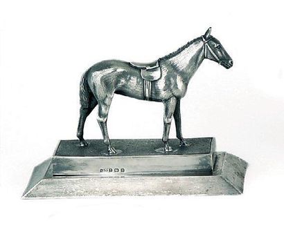 null Statuette figurant un cheval sellé en argent posant sur base rectangulaire....