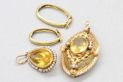 null Lot d'or jaune 18k (750) comprenant deux boucles de collier, deux pendentifs...