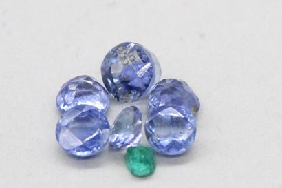 null Lot of stones on paper, composed of : 

- 1 emerald : 0,15 ct

- 1 tanzanite...