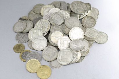 null Ensemble de pièces en argent principalement françaises XXe. 

Poids : 970 g....