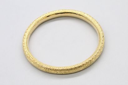 null Bracelet jonc en or jaune 18k (750) ciselé. 

Poids : 100.20 g.