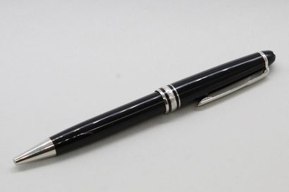 null MONTBLANC

Ballpoint pen in its original leather case and pouch. 

Meisterstuck...