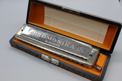 null Chromonika III - M. HOHNER

Harmonica, dans son coffret d'origine.