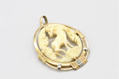 null Médaille ajourée en or jaune et gris 18k (750) ornée en son centre d'une biche...
