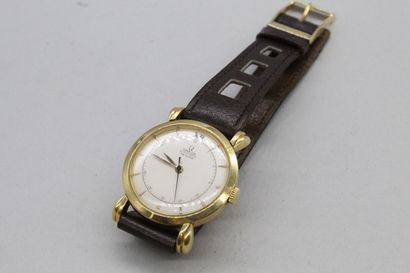 null OMEGA AUTOMATIC, circa 1950

Montre bracelet d'homme, boitier en or jaune 18k...