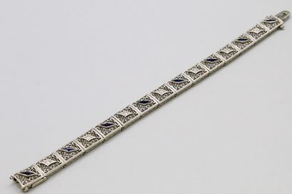 null 
Bracelet articulé en or gris 14k (585) ornée de saphirs et brillants. 




Tour...