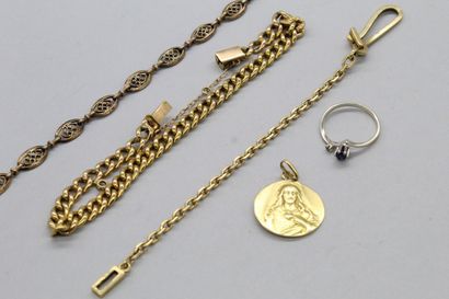 null Lot d'or 18k (750) comprenant trois bracelet, une bague et un pendentif. 

Poids...