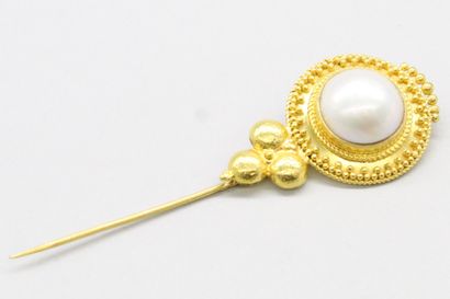 null Epingle à cravate en or jaune 18k (750) orné d'une importante perle de culture....