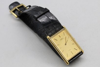 null SEIKO 

Montre bracelet d'homme en métal doré, boîtier rectangulaire, cadran...