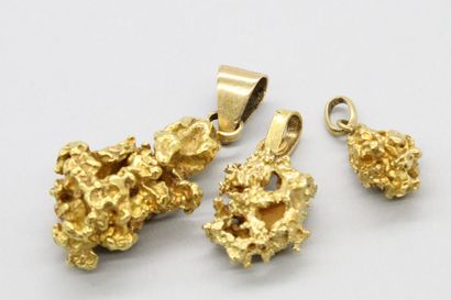 null Lot de trois pendentifs pépite d'or en or jaune 18k (750). 

Poids : 54.97 ...