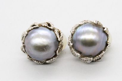 null Clips d'oreille en or gris 18k (750) ornés de perles de Tahiti. 

Poinçon tête...