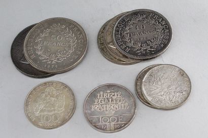 null Lot of 9 silver coins including :

- 50 Francs Hercules 1974, 1978.

- 10 Francs...