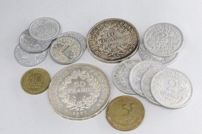 null Lot composed of a silver coin Hercules and French State coins.

Weight of the...