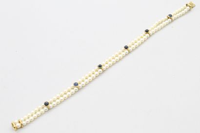 null Bracelet en or jaune 18K (750) et double rangs de perles de culture orné de...