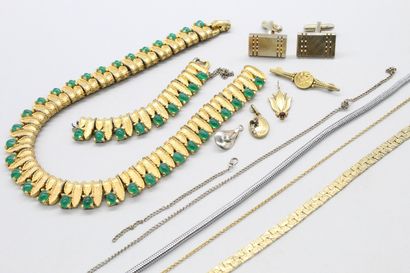 null Lot de bijoux fantaisies comprenant colliers, bracelets, pendentifs...