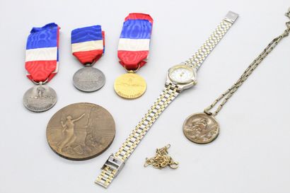 null Lot de médailles, décorations, et une montre bracelet.