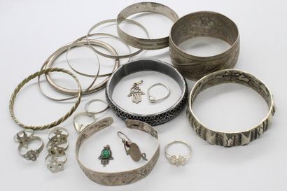 null Lot de bijoux fantaisies en argent et métal comprenant pendentifs, bagues, bracelets...
