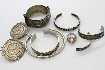 null Lot de bijoux en argent et métal argenté comprenant bracelets et joncs, une...