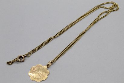 null Chaïne et médaille en or jaune 18k (750) monogrammé et daté 14 mai 1908.

Poids...