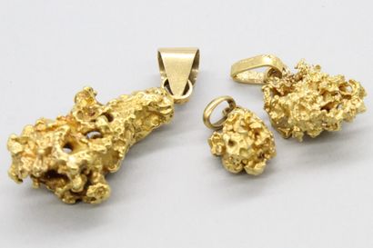 null Lot de trois pendentifs pépite d'or en or jaune 18k (750). 

Poids : 54.97 ...