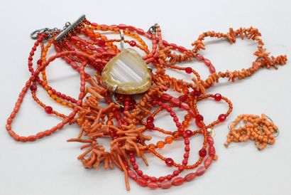 null Lot de bijoux comprenant colliers en corail et en imitation corail et un pendentif...