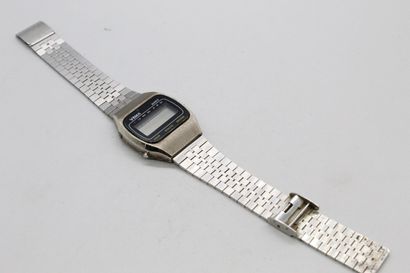 null YEMA 

Montre bracelet d'homme en métal cadran digital. 

(cadran éteind, prévoir...