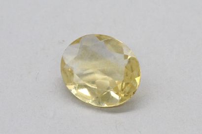 null Citrine ovale sur papier.

Poids : 3.25 cts.