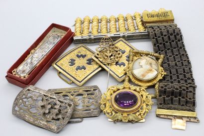 null Lot de bijoux fantaisie et d'objets de vitrine époque Napoléon III et fin du...