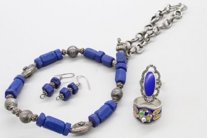 null Parure en argent, pierre bleue et émail comprenant un collier une paire de pendants...