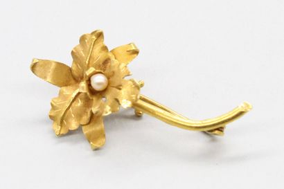 null Broche en or jaune 18K (750) représentant une branche fleurie avec en son centre...