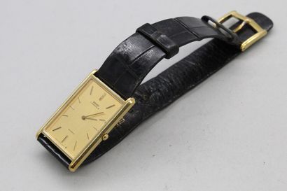 null SEIKO 

Montre bracelet d'homme en métal doré, boîtier rectangulaire, cadran...