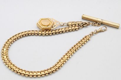 null Chaine de montre formée d'un médaillon et d'un porte mine en or jaune 18K (750)

Poinçon...