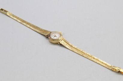 null Montre bracelet de dame en or jaune 18k (750), cadran rond à index batons. 

Cadran...