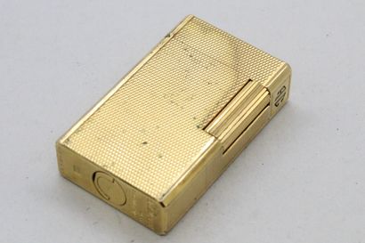 null S.T. DUPONT

Lighter with gas large model BRG out of plated gold guilloche,...