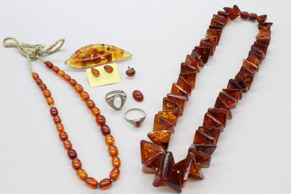 null Lot de bijoux en ambre comprenant deux colliers, une broche, une bague, des...
